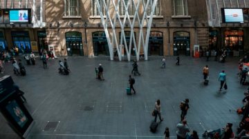 The atmosphere of the train station when the holiday season arrives