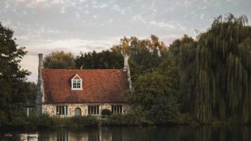 Review of charming and beautiful luxury lakeside villas